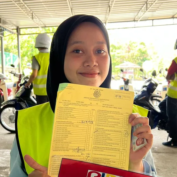 Pelajar PLMB yang berjaya lulus ujian JPJ