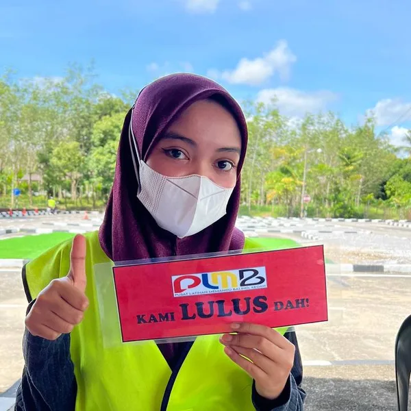 Pelajar PLMB yang berjaya lulus ujian JPJ