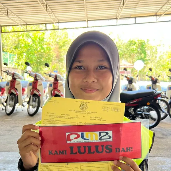 Pelajar PLMB yang berjaya lulus ujian JPJ