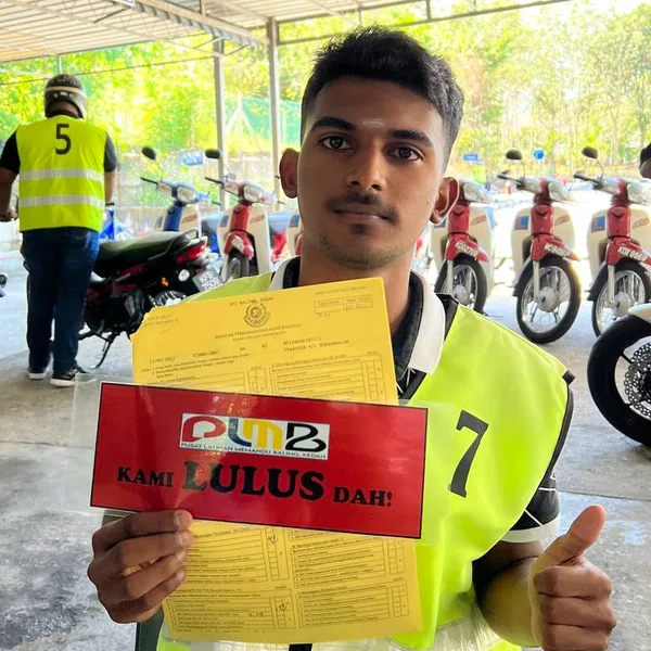 Pelajar PLMB yang berjaya lulus ujian JPJ