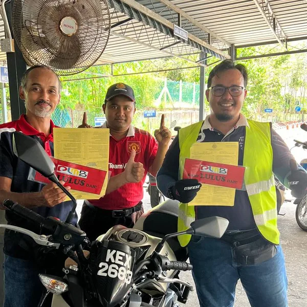 Pelajar PLMB yang berjaya lulus ujian JPJ