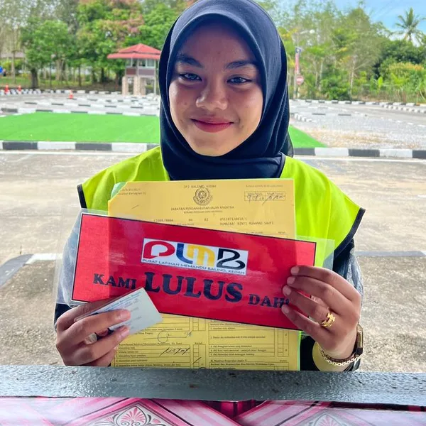 Pelajar PLMB yang berjaya lulus ujian JPJ