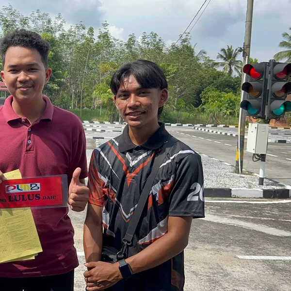 Pelajar PLMB yang berjaya lulus ujian JPJ