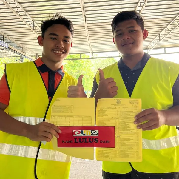 Pelajar PLMB yang berjaya lulus ujian JPJ