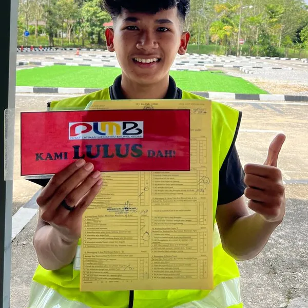 Pelajar PLMB yang berjaya lulus ujian JPJ